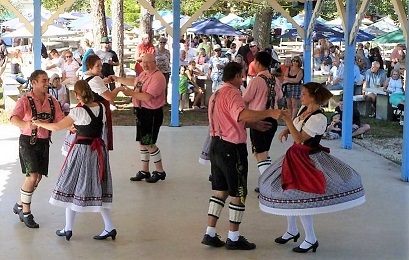 Bild beim Oktoberfest in Cape Coral mit tanzenden Menschen
