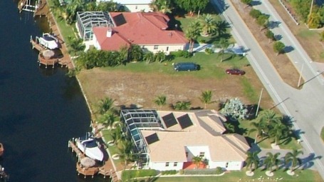 Bildlink zur Auswertung von Grundstücken im Süden Cape Corals am Kanal mit Golfzugang bis $199.999