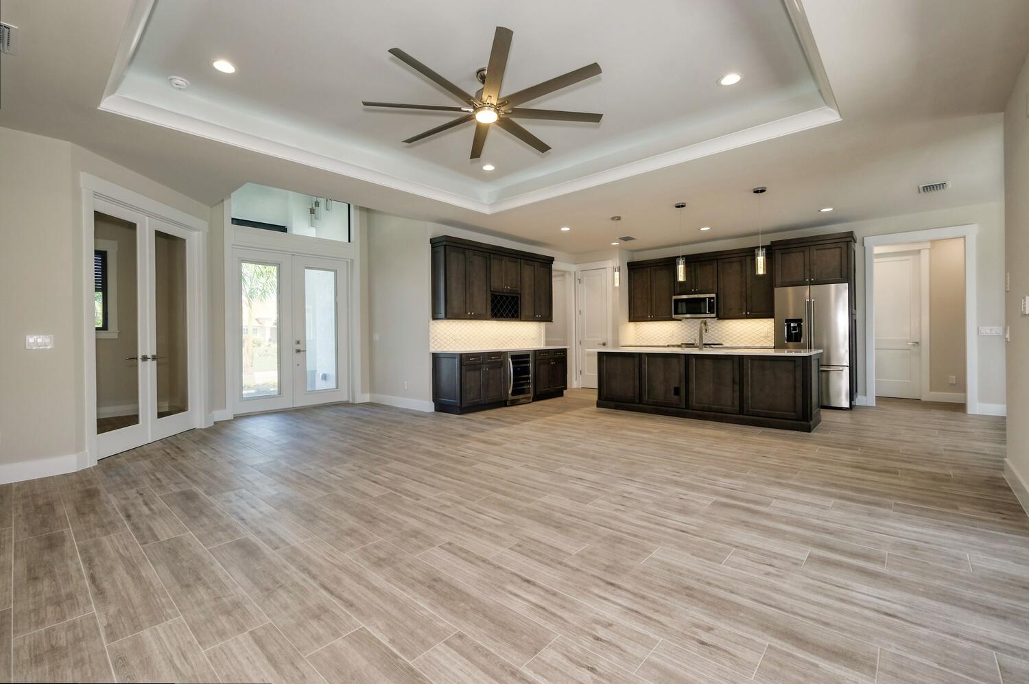 Picture of the entrance, office, kitchen and living room of the model home Serenity