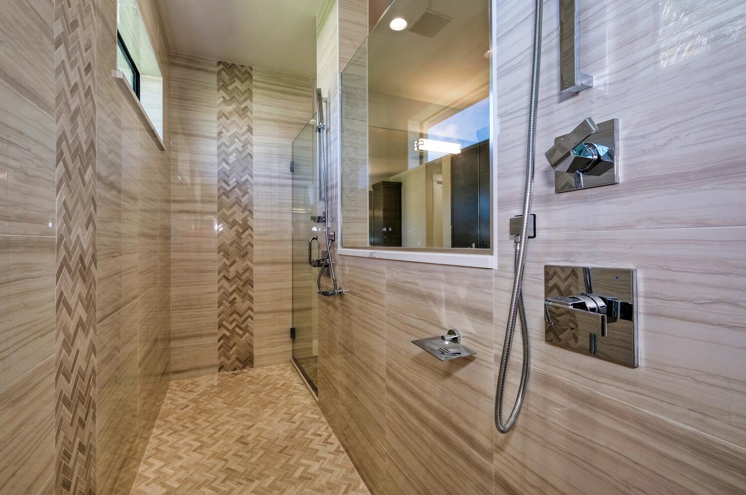 Picture of the shower of the model home Serenity